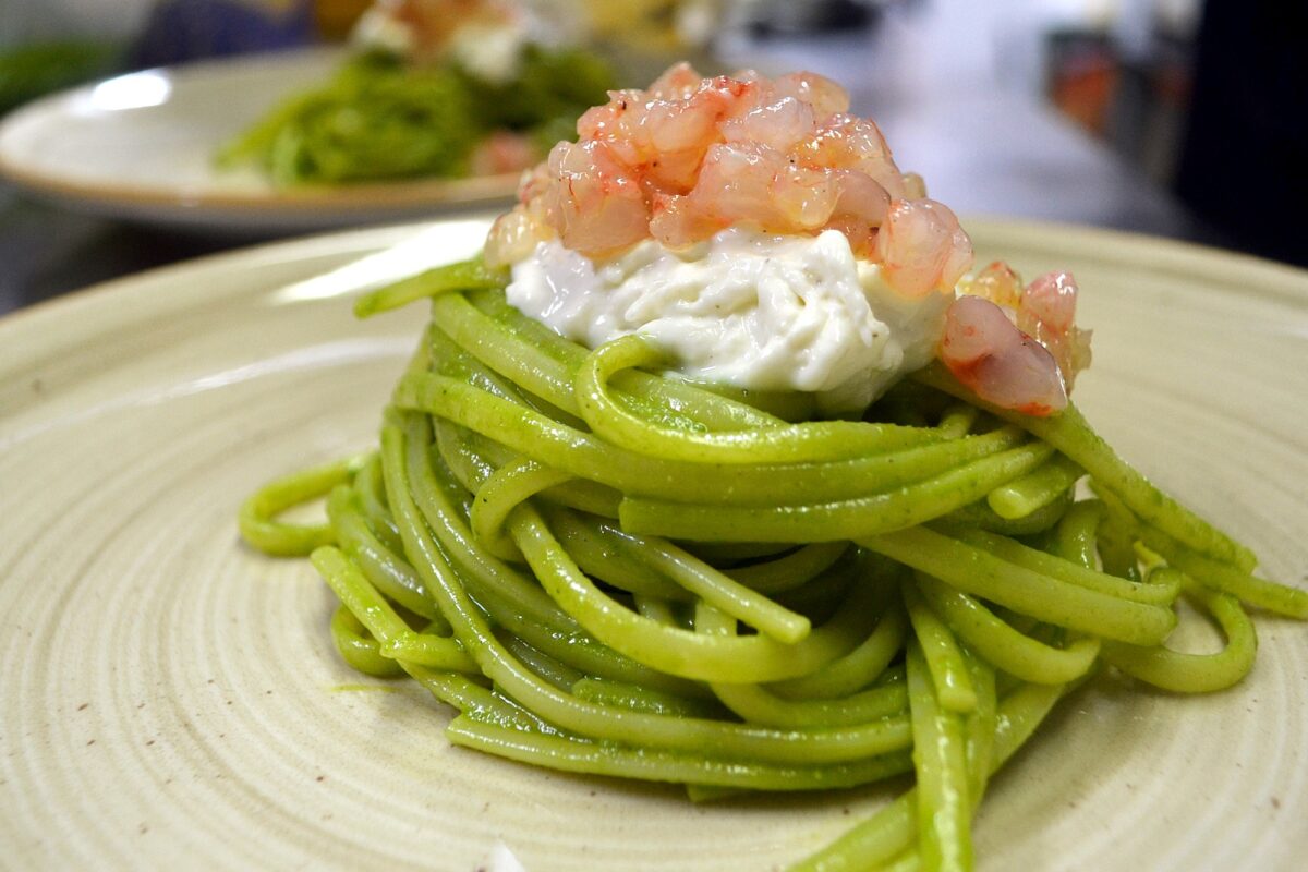 Tagliolini al basilico con stracciatella e tartare di gamberi, dalla cucina di Vecchie Storie